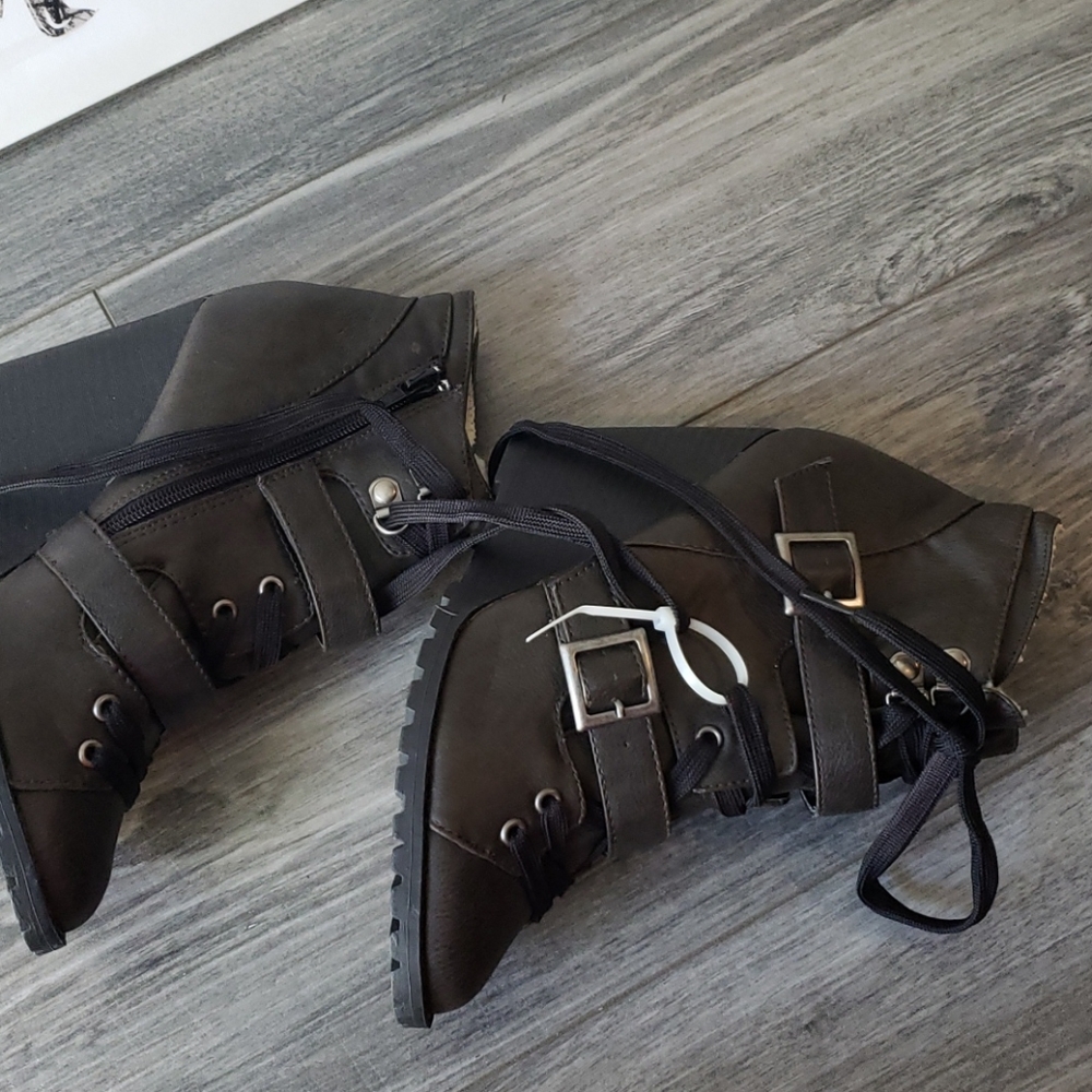 Boots - Picture 4 of 4